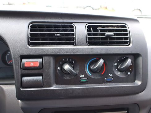 Used 2000 Nissan Frontier XE RWD image 26
