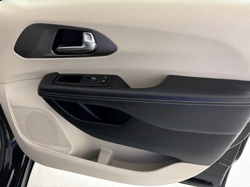 Used 2023 Chrysler Pacifica Touring-L FWD image 40