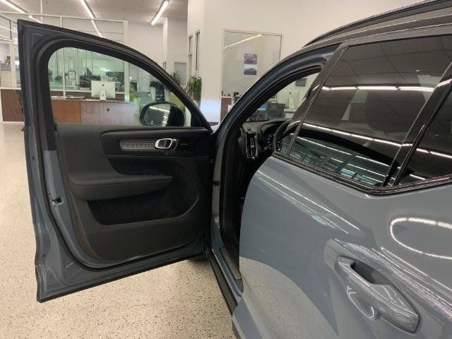 Used 2020 Volvo XC40 T5 R-Design AWD/4WD image 29