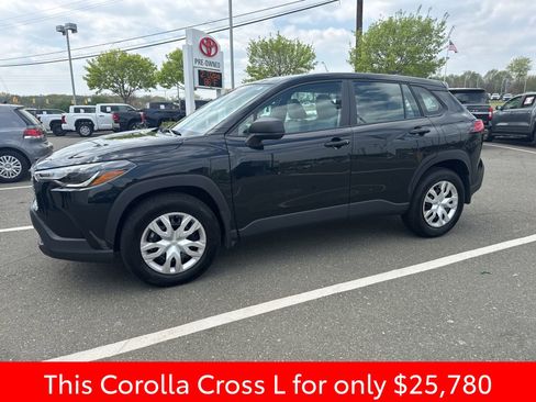 Used 2025 Toyota Corolla Cross L image 13