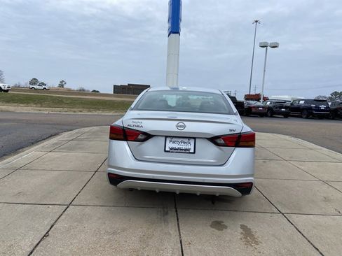 Used 2024 Nissan Altima 2.5 SV image 9