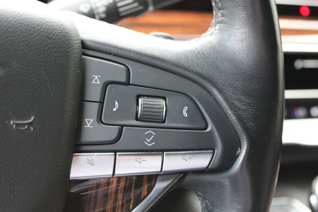 Used 2021 Cadillac Escalade Premium Luxury AWD/4WD image 19