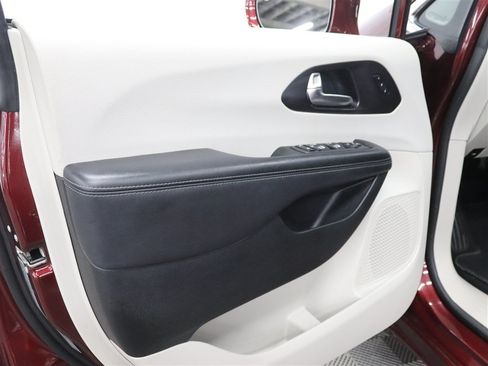 Used 2020 Chrysler Pacifica Limited FWD image 14