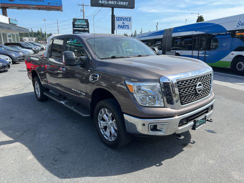 Used 2017 Nissan Titan SV image 7