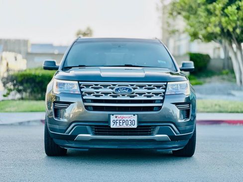 Used 2018 Ford Explorer XLT FWD image 3