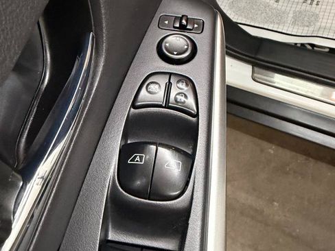Used 2018 Nissan Kicks SV FWD image 14