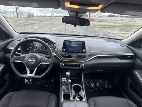 Used 2024 Nissan Altima 2.5 SV FWD image 11