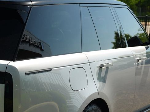 Used 2025 Land Rover Range Rover SE AWD/4WD image 19
