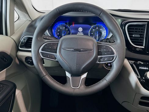 Used 2024 Chrysler Pacifica Touring-L image 18