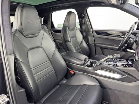 Used 2021 Porsche Cayenne Turbo S image 40