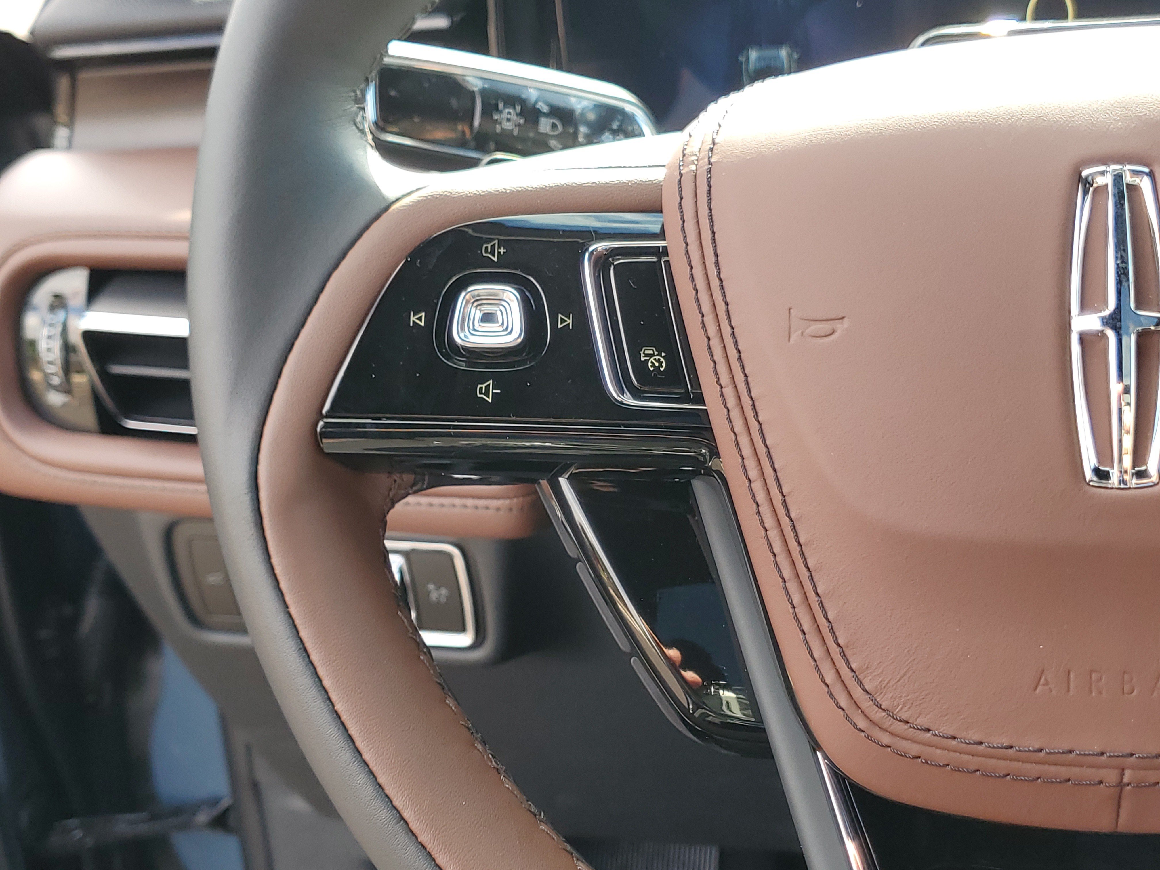 New 2026 Lincoln Aviator Reserve w/ Jet Appearance Package AWD/4WD image 16