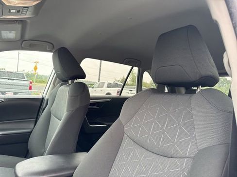 Used 2022 Toyota RAV4 XLE AWD/4WD image 30