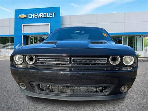 Used 2018 Dodge Challenger SXT image 8