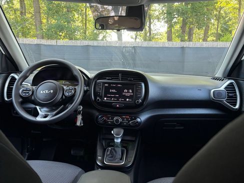 Used 2025 Kia Soul LX w/ LX Technology Package FWD image 30