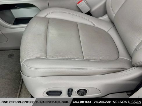 Used 2023 GMC Acadia SLT w/ Preferred Package FWD image 20