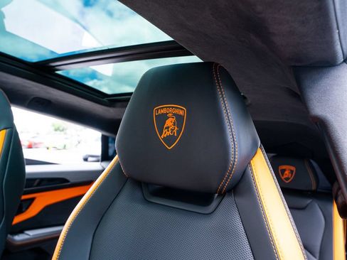Used 2025 Lamborghini Urus SE AWD/4WD image 35