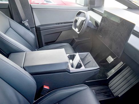 Used 2025 Tesla Cybertruck AWD Crew Cab image 7