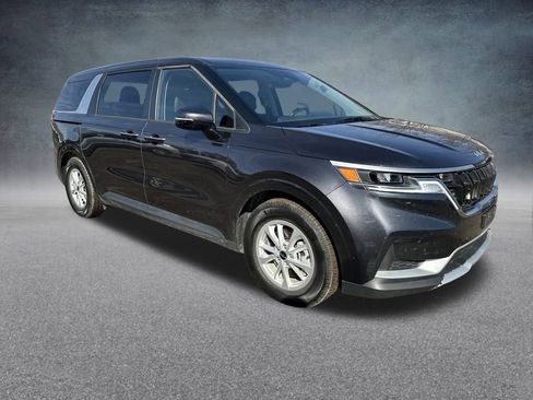 Used 2023 Kia Carnival LX image 5