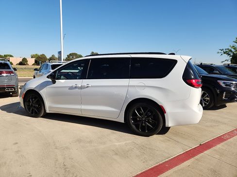 Used 2025 Chrysler Pacifica Limited FWD image 4