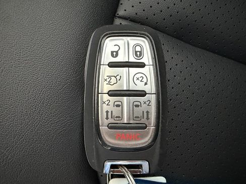 Used 2025 Chrysler Pacifica Select FWD image 35