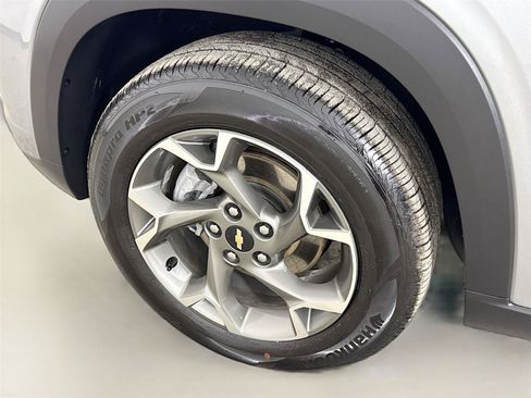 Used 2025 Chevrolet Trax LT w/ Driver Confidence Package FWD image 30
