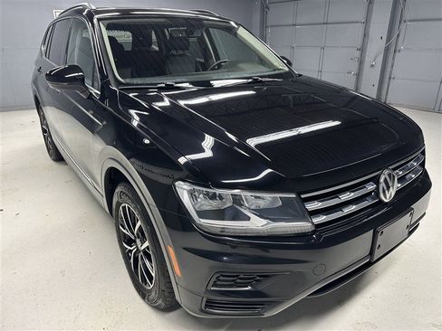 Used 2021 Volkswagen Tiguan SE w/ Panoramic Sunroof Package image 9