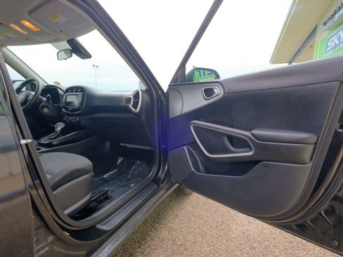 Used 2023 Kia Soul LX w/ LX Technology Package image 16