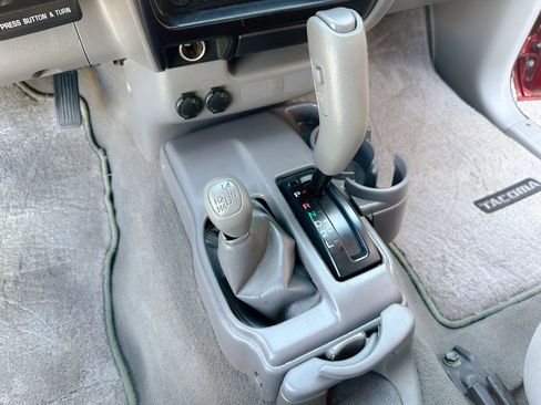 Used 2004 Toyota Tacoma 4x4 Xtracab w/ SR5 Pkg image 19