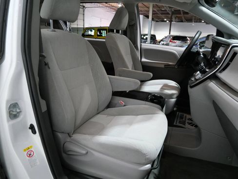 Used 2018 Toyota Sienna LE FWD image 14