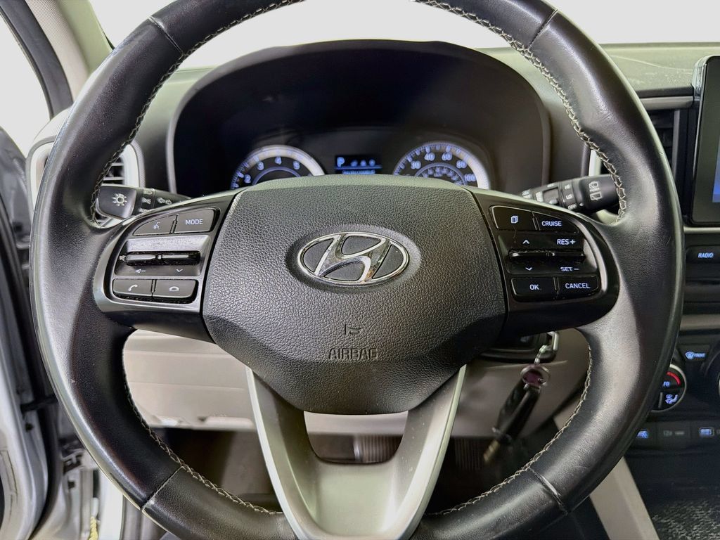 Used 2022 Hyundai Venue SEL FWD image 15