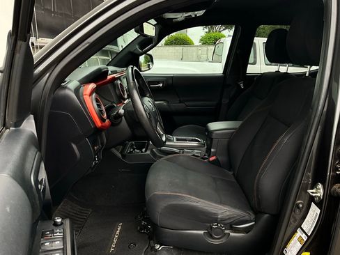Used 2016 Toyota Tacoma TRD Sport image 10