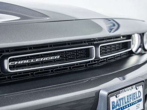 Used 2015 Dodge Challenger SXT image 11