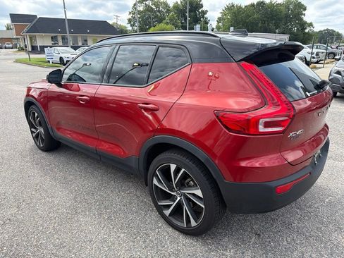Used 2021 Volvo XC40 T4 R-Design w/ Climate Package FWD image 9