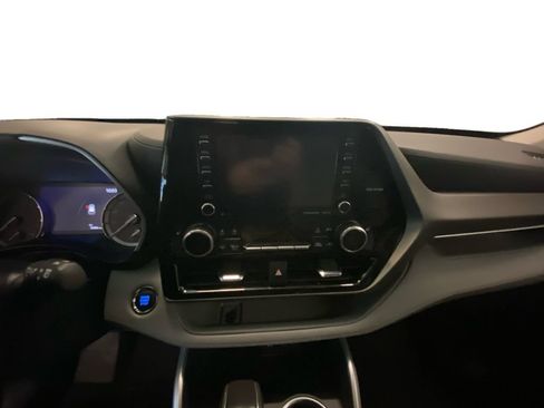 Used 2022 Toyota Highlander XLE AWD/4WD image 10