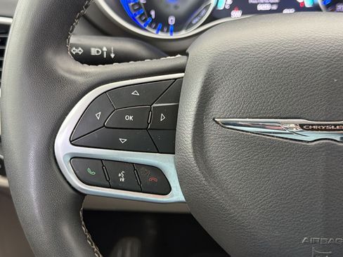 Used 2024 Chrysler Pacifica Touring-L FWD image 15