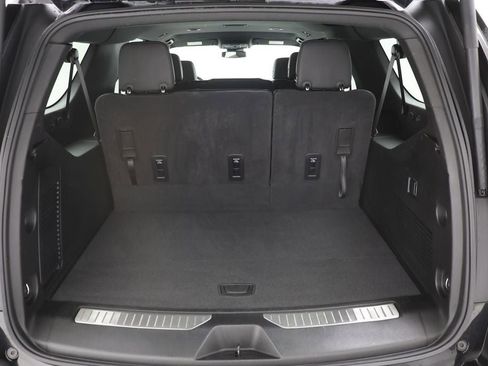 Used 2025 Chevrolet Suburban Z71 image 32