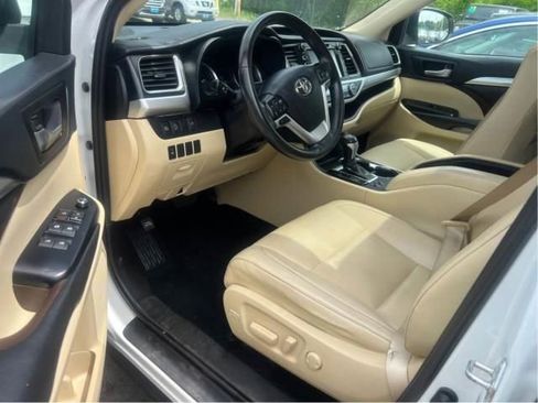 Used 2019 Toyota Highlander XLE AWD/4WD image 3
