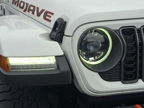 Used 2025 Jeep Gladiator Mojave AWD/4WD image 9