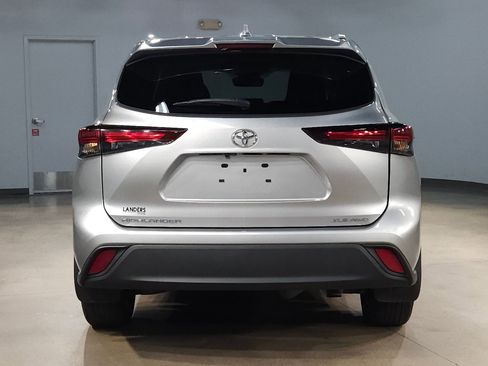 Used 2024 Toyota Highlander XLE image 6