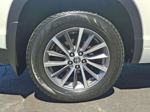 Used 2018 Toyota Highlander XLE AWD/4WD image 8