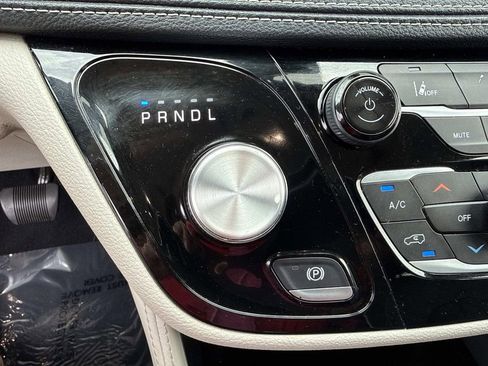 Used 2023 Chrysler Pacifica Limited FWD image 35