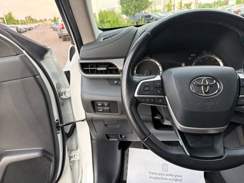 Used 2024 Toyota Highlander LE AWD/4WD image 28