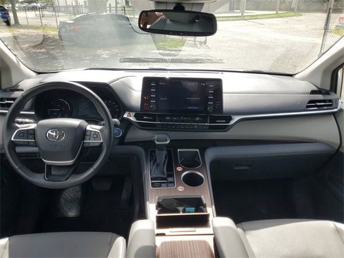 Used 2024 Toyota Sienna XLE image 25