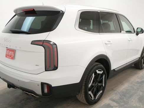 Used 2024 Kia Telluride EX w/ EX Captain's Chair Package image 9