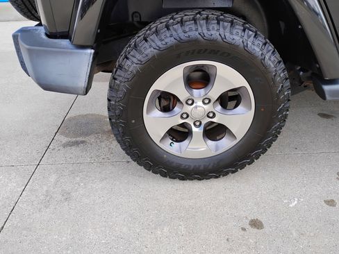 Used 2016 Jeep Wrangler Unlimited Sahara AWD/4WD image 23