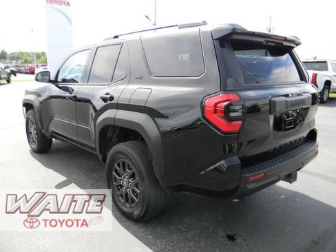 Used 2025 Toyota 4Runner SR5 AWD/4WD image 4