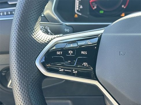 Used 2023 Volkswagen Tiguan SEL R-Line image 17