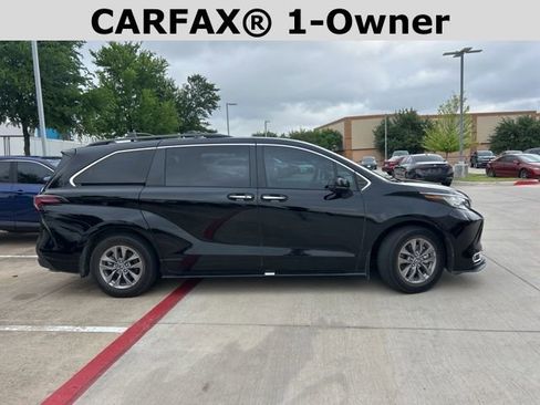 Used 2022 Toyota Sienna XLE image 2