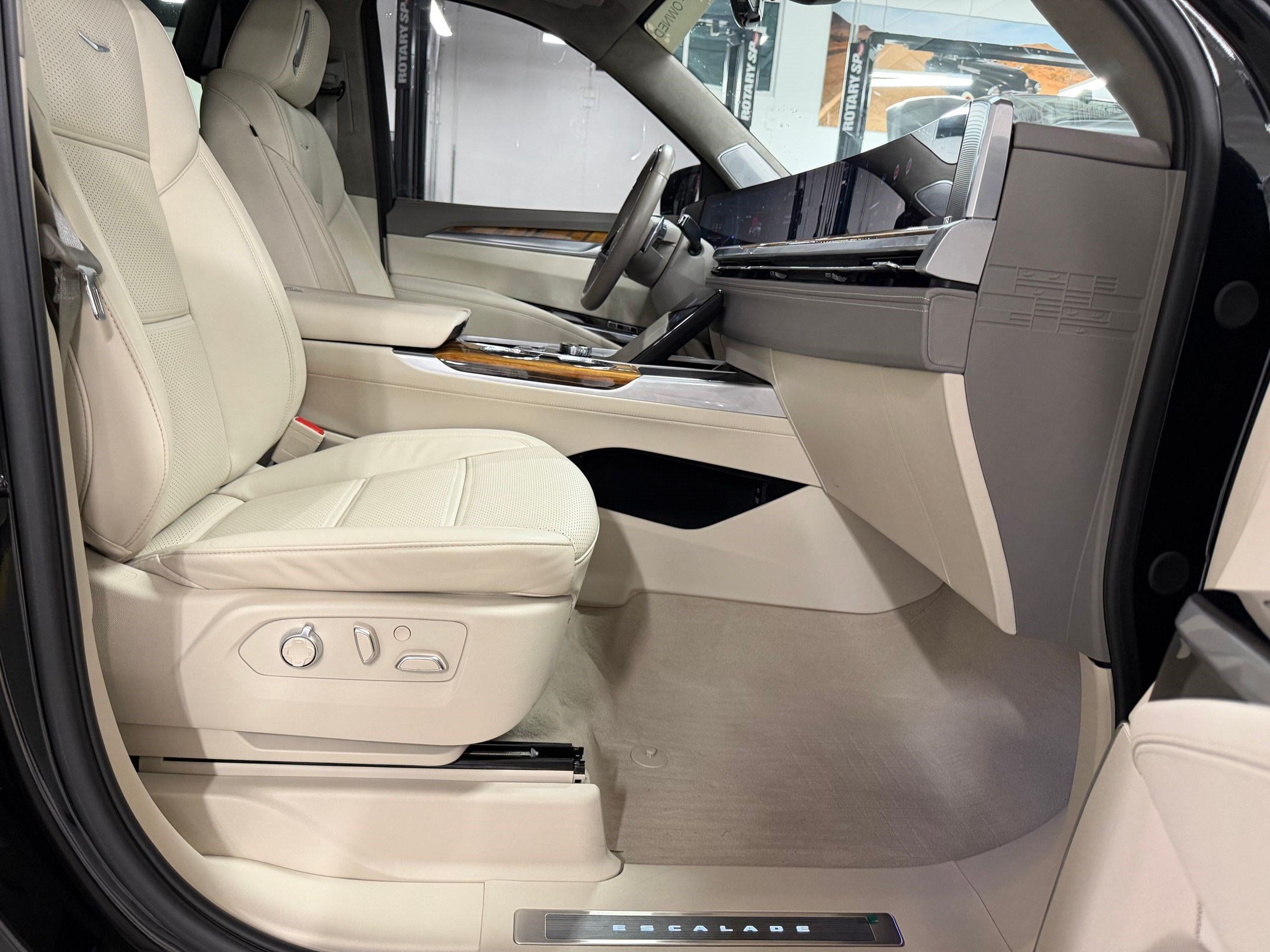 Certified 2025 Cadillac Escalade Sport Platinum w/ LPO, ONYX Package AWD/4WD image 44