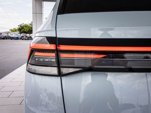 Certified 2025 Volkswagen Taos SE image 12